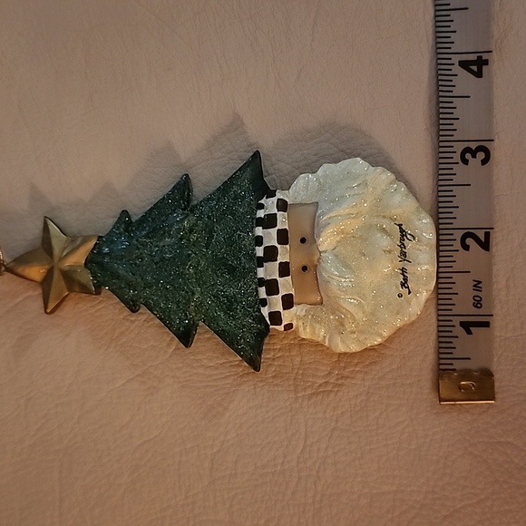 Beth Yarbrough Santa Hand Painted Ornamant. - Picture 5 of 5